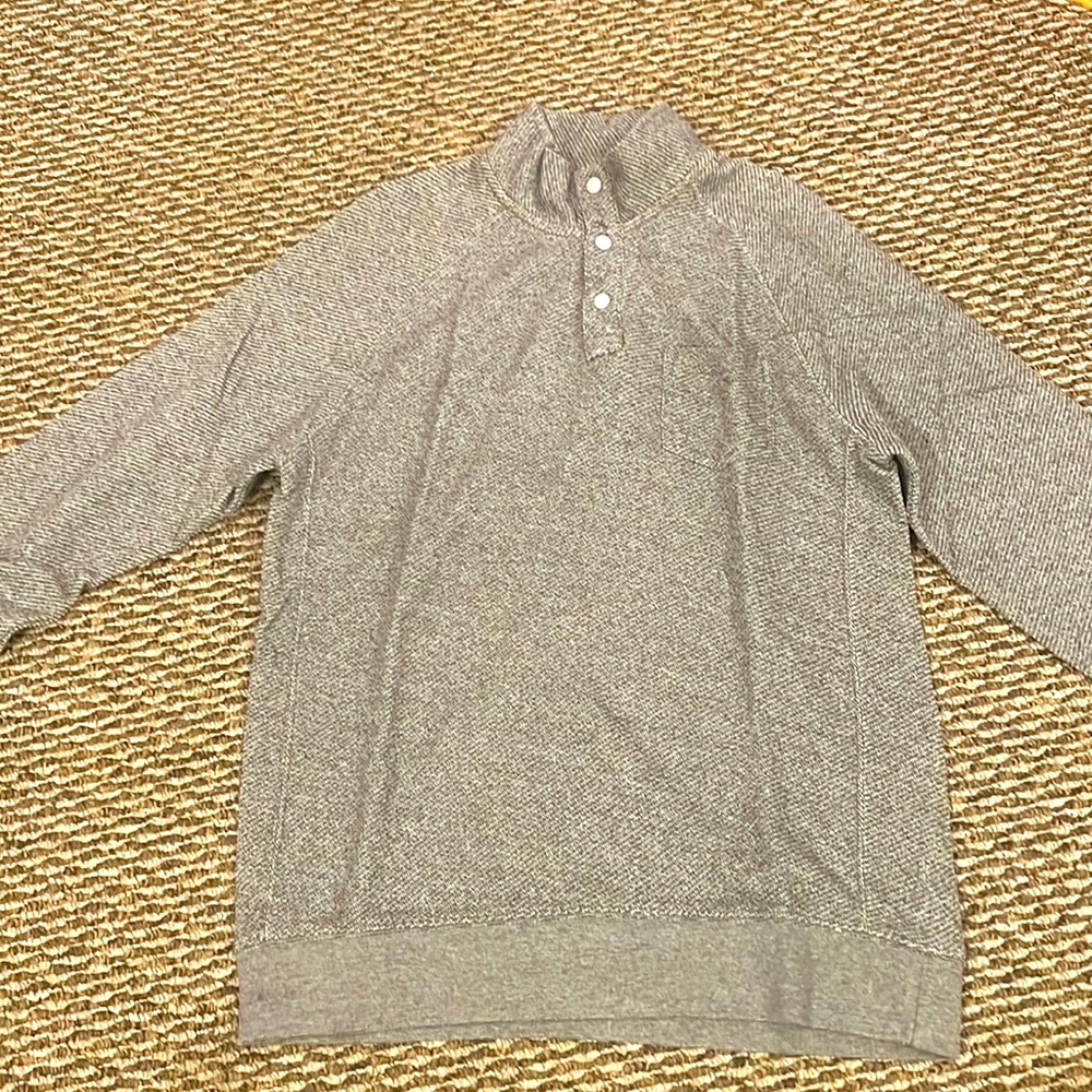 Old Navy Men’s gray and white three button shirt with small pocket